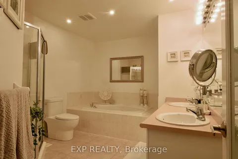3305 Weatherford Road, Mississauga, ON L5M 7X8