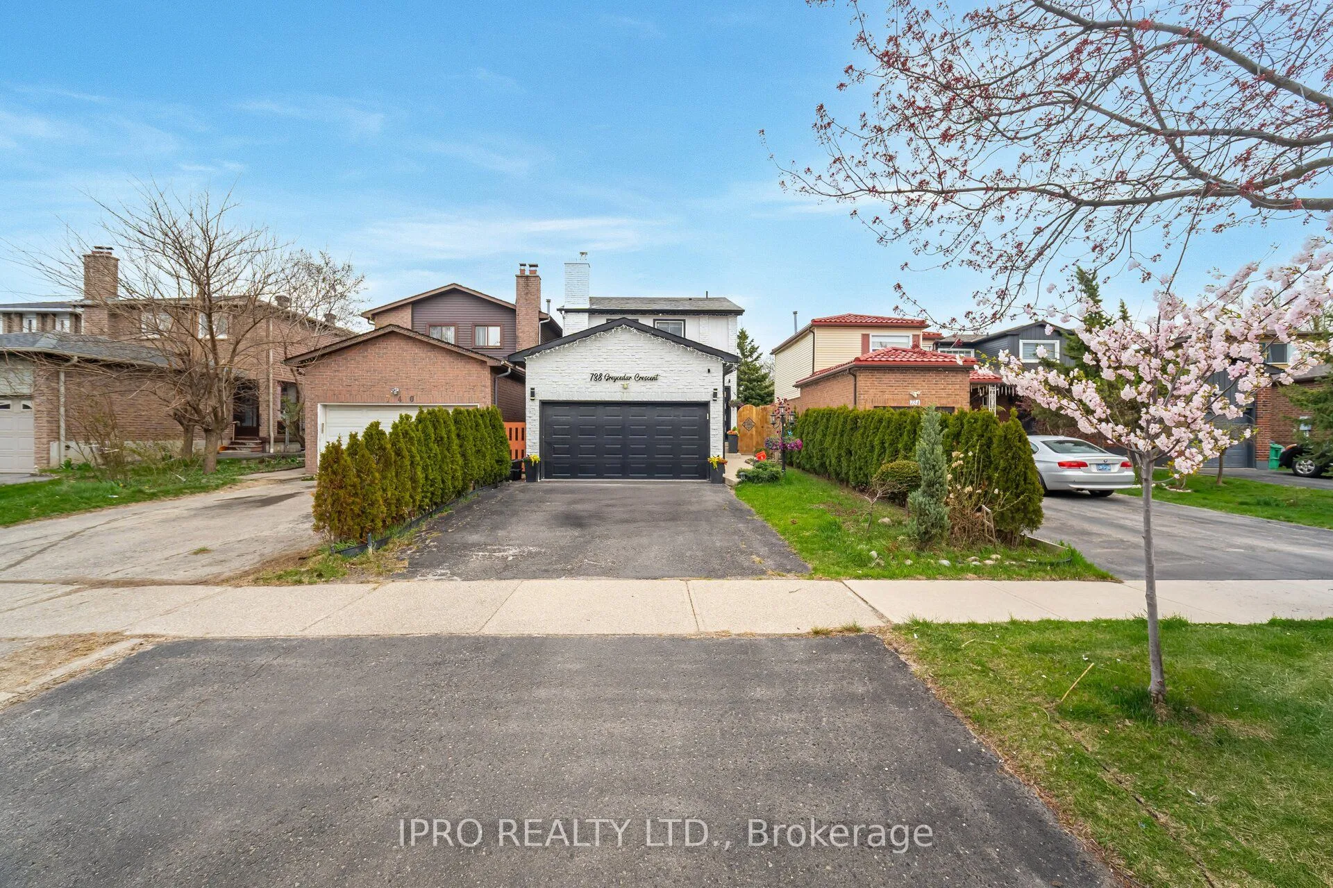 738 Greycedar Crescent, Mississauga, ON L4W 3J8