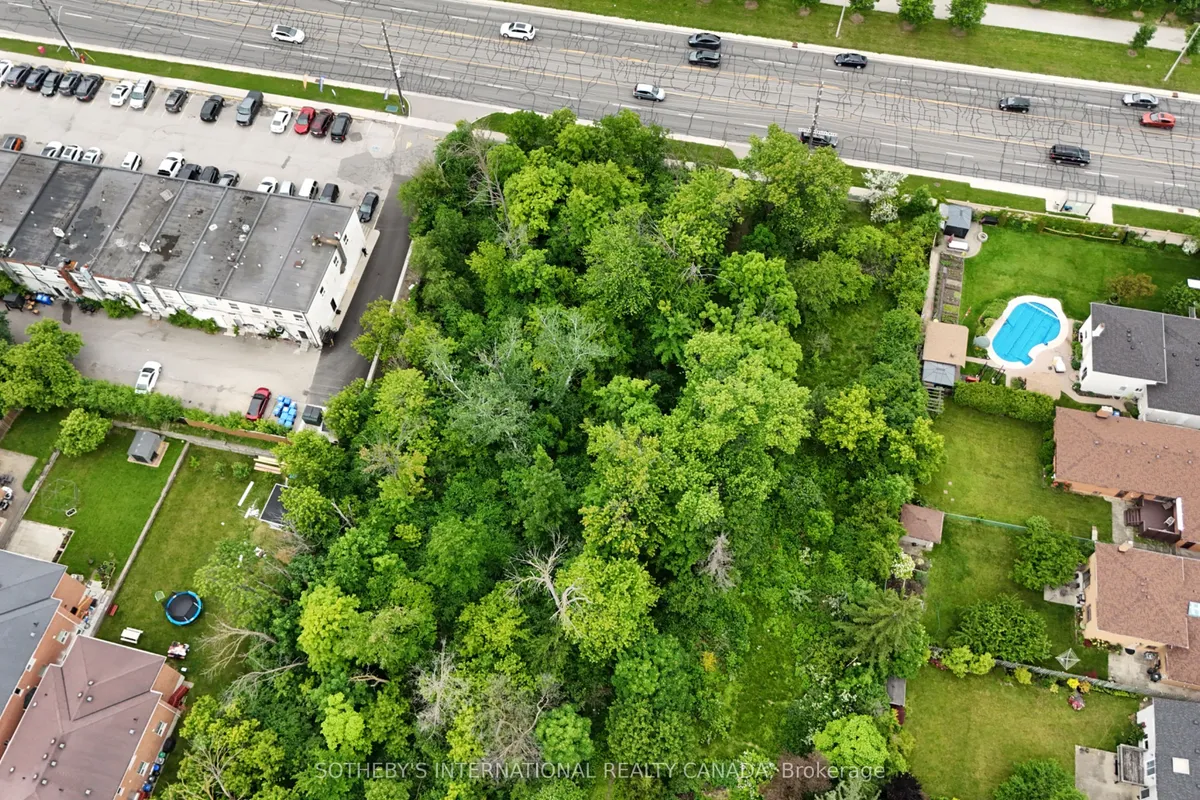 1050 BURNHAMTHORPE Road, ON L4Y 2X6