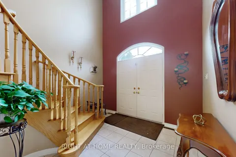 102 Mullis Crescent, Brampton, ON L6Y 4T1