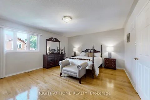 102 Mullis Crescent, Brampton, ON L6Y 4T1