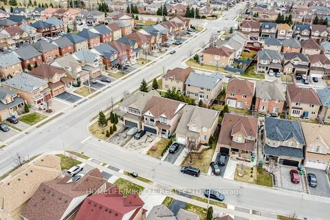 4 ChalkFarm Crescent, Brampton, ON L7A 3V8