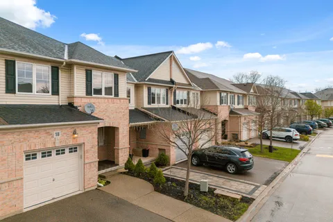 3275 Stalybridge Drive, Oakville, ON L6M 0L2