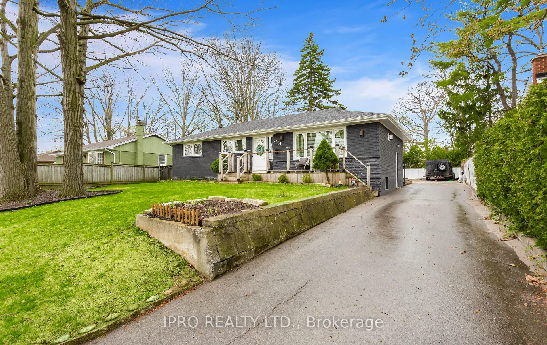 2251 Sunnydale Drive, Burlington, ON L7P 1G2