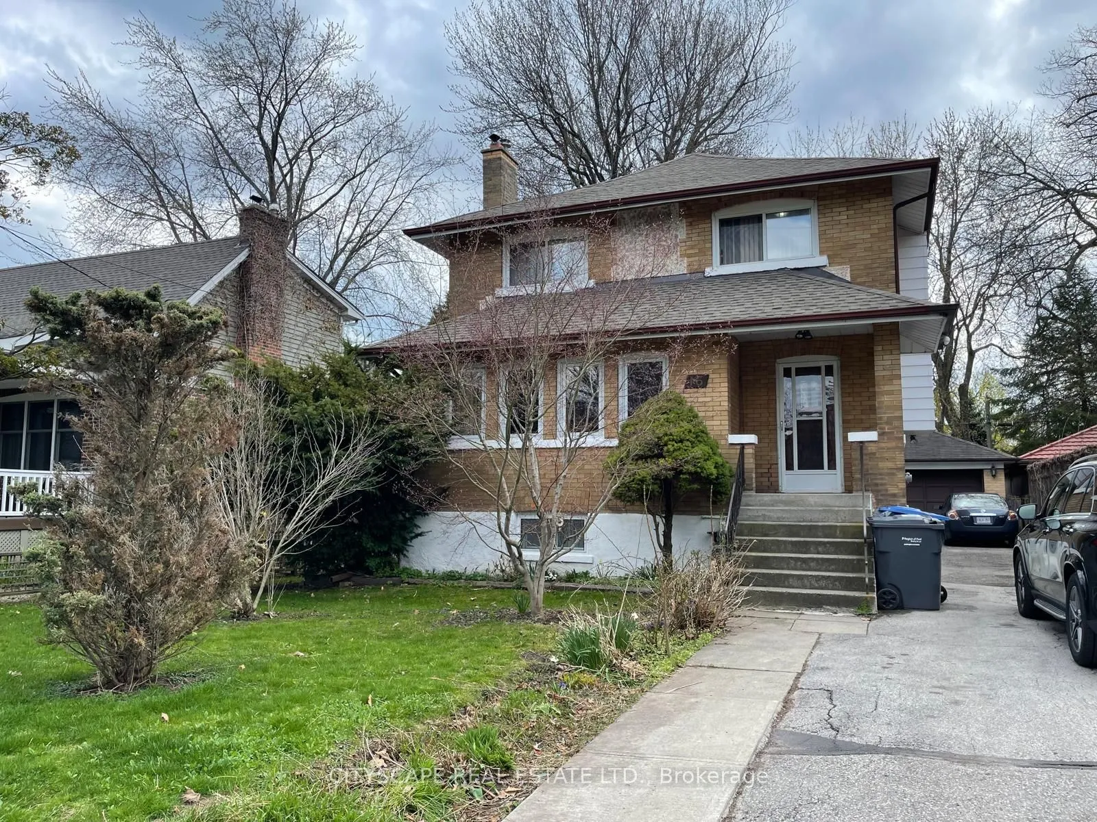 16 Oakwood Avenue, Mississauga, ON L5G 3L7