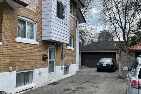 16 Oakwood Avenue, Mississauga, ON L5G 3L7