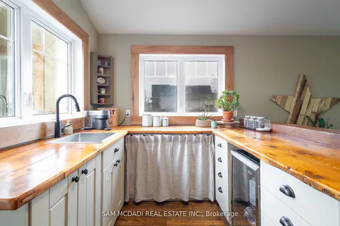 1302 Meredith Avenue, Mississauga, ON L5E 2E7