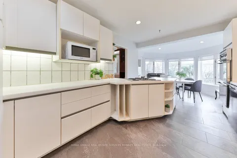 2524 Homelands Drive, Mississauga, ON L5K 1H4