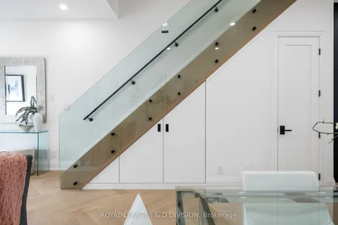 28 Melville Avenue, Toronto, ON M6G 1Y2