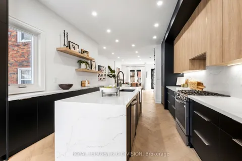28 Melville Avenue, Toronto, ON M6G 1Y2