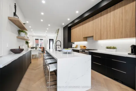 28 Melville Avenue, Toronto, ON M6G 1Y2