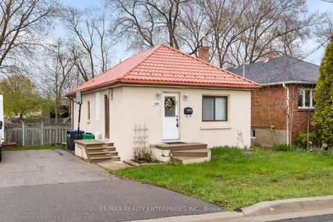 1099 Ogden Avenue, Mississauga, ON L5E 2G7