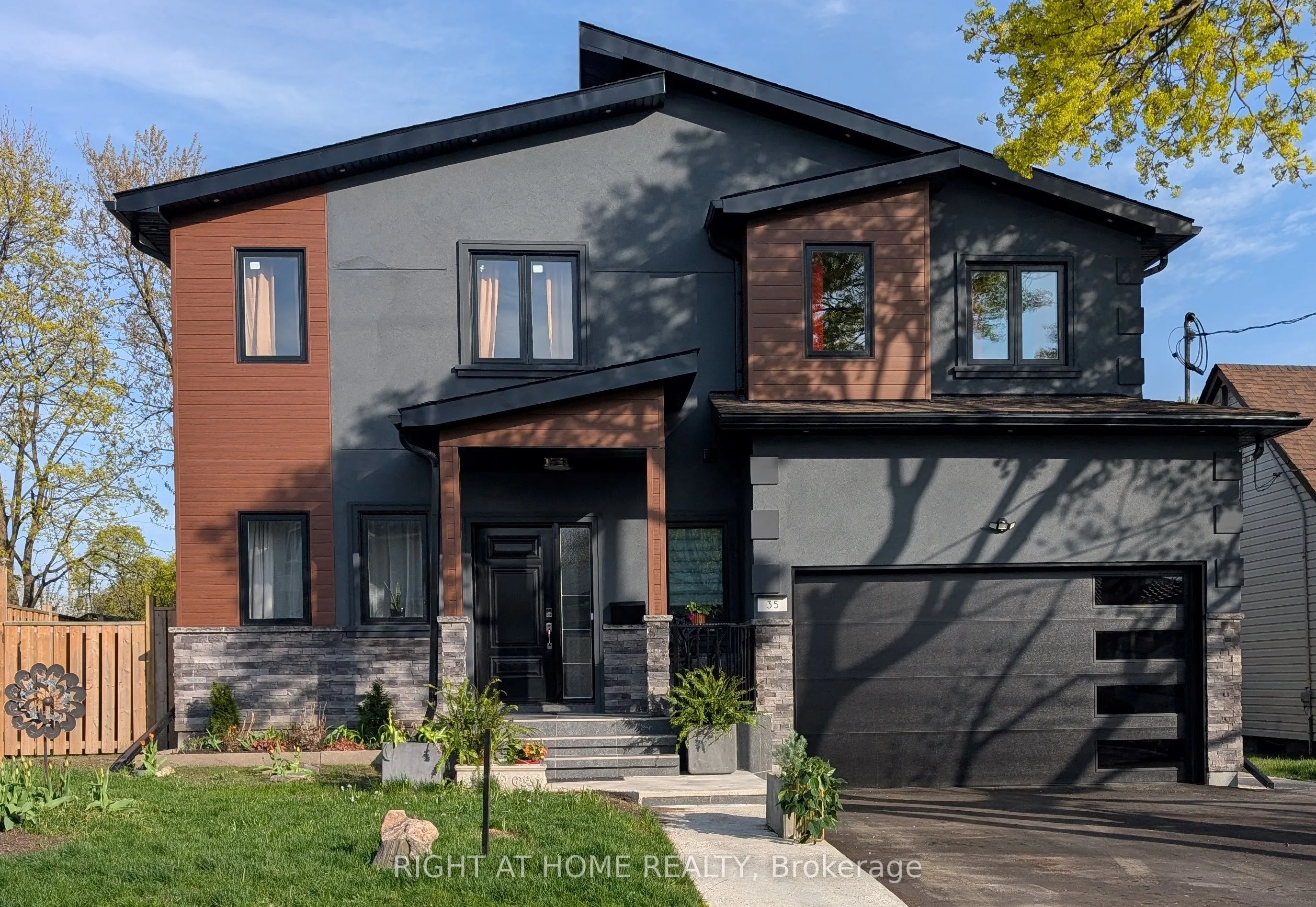 35 Woodward Avenue, Brampton, ON L6V 1K2