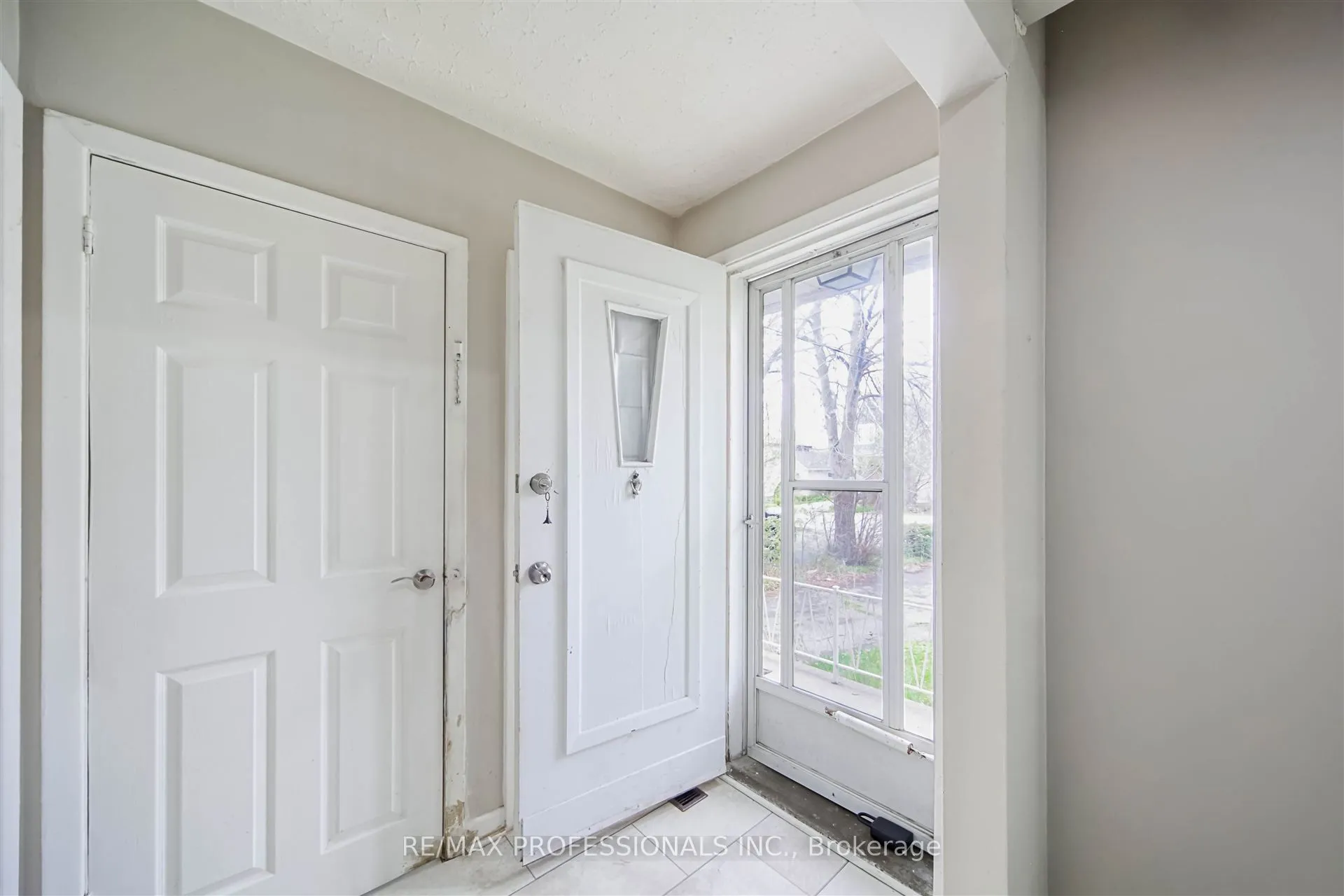 957 Beechwood Avenue, ON L5G 4E3