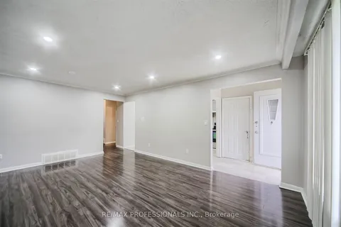 957 Beechwood Avenue, ON L5G 4E3