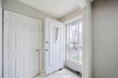 957 Beechwood Avenue, ON L5G 4E3