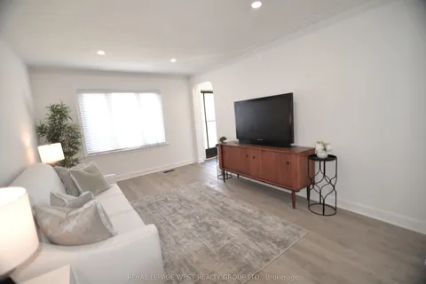905 Islington Avenue, ON M8Z 4P1