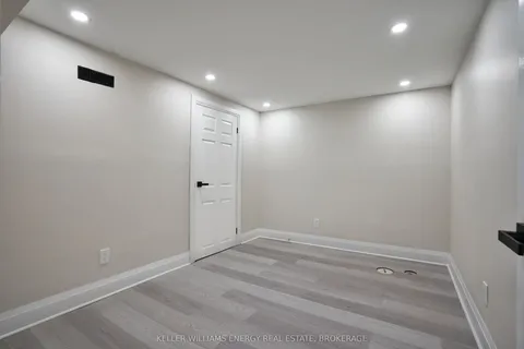 21 Neames Crescent, Toronto, ON M3L 1K8