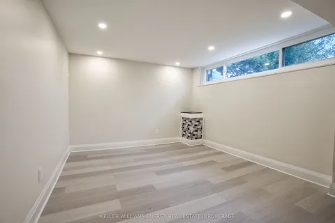 21 Neames Crescent, Toronto, ON M3L 1K8