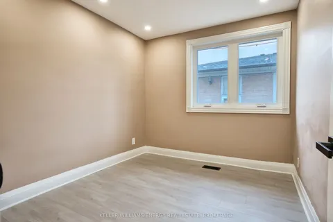 21 Neames Crescent, Toronto, ON M3L 1K8