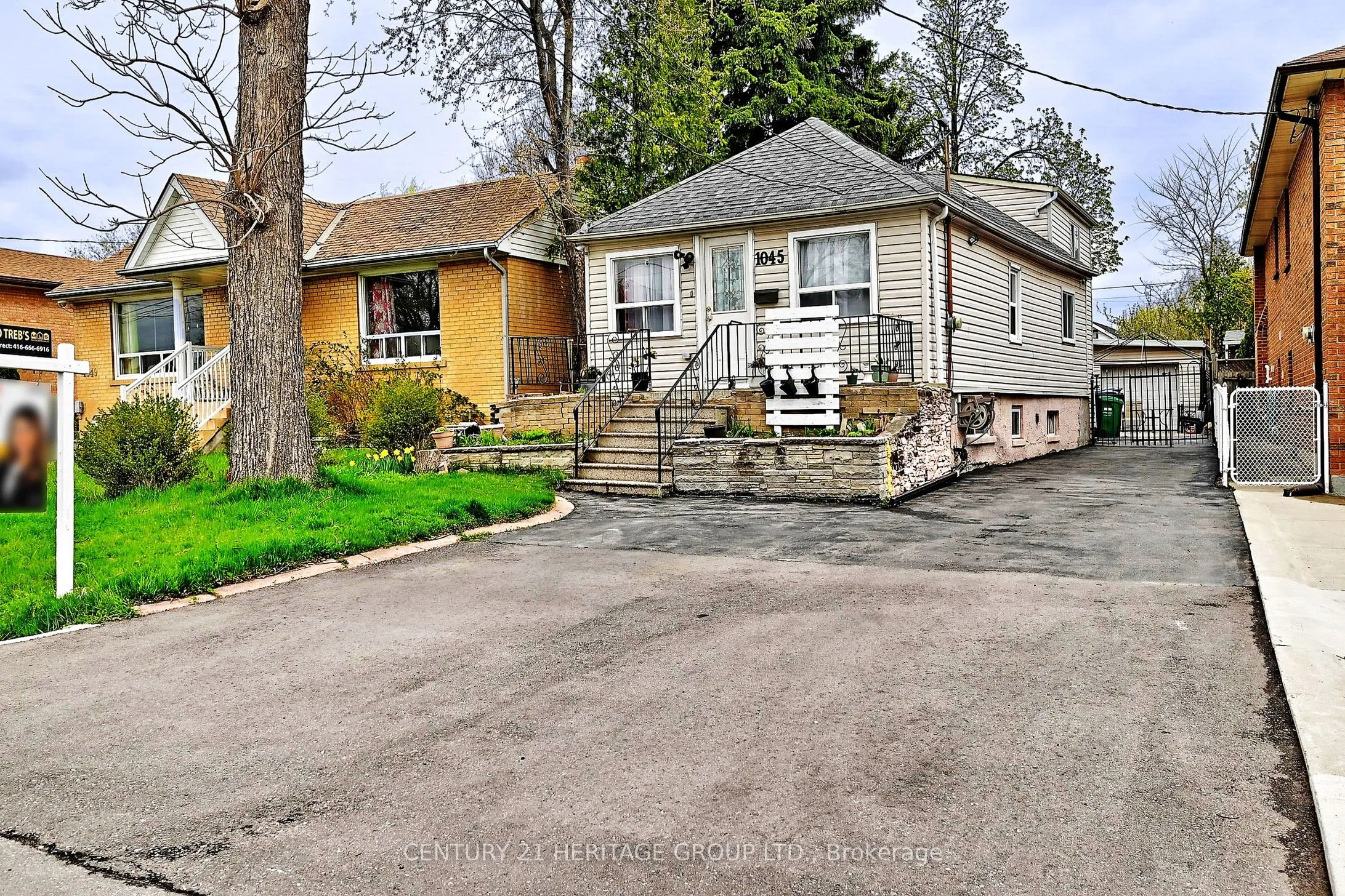 1045 East Avenue, Mississauga, ON L5E 1X1