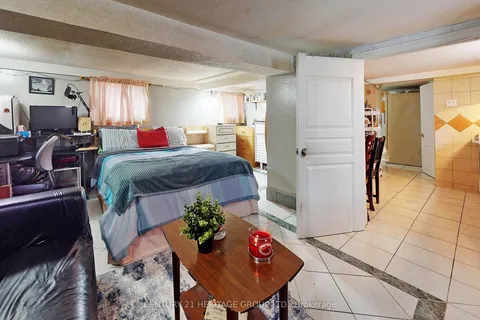 1045 East Avenue, Mississauga, ON L5E 1X1