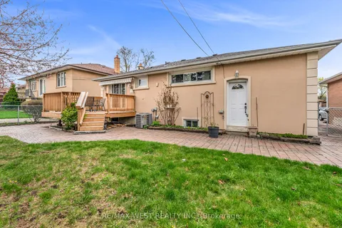 15 Breadner Drive, Toronto, ON M9R 3M3