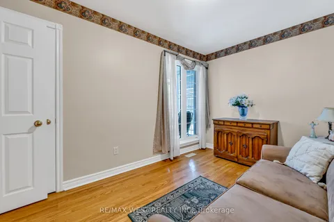 15 Breadner Drive, Toronto, ON M9R 3M3
