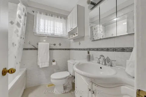 15 Breadner Drive, Toronto, ON M9R 3M3
