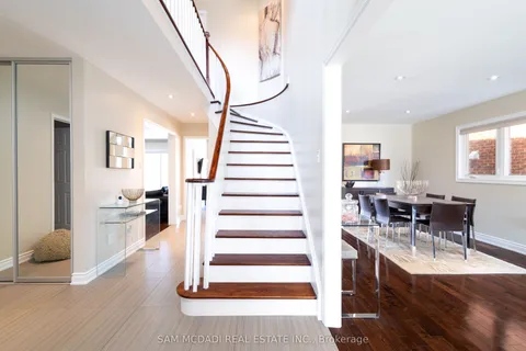 1555 Sir Monty's Drive, Mississauga, ON L5N 4N8