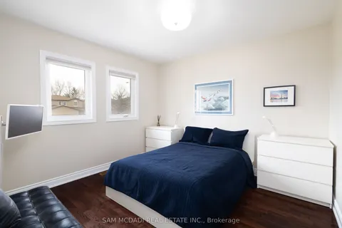 1555 Sir Monty's Drive, Mississauga, ON L5N 4N8
