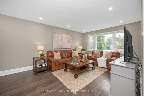 5075 QUEENS Court, Burlington, ON L7L 3Z1