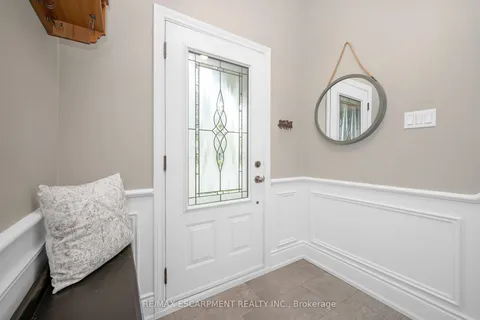 5075 QUEENS Court, Burlington, ON L7L 3Z1