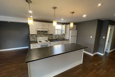 233 Lakeshore Road, Mississauga, ON L5G 1G8