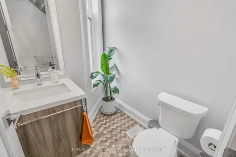 212b Queens Avenue, Toronto, ON M8V 2N9