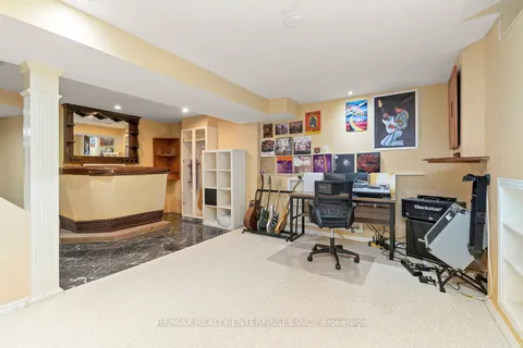 2054 Hunters Wood Drive, Burlington, ON L7M 2V1