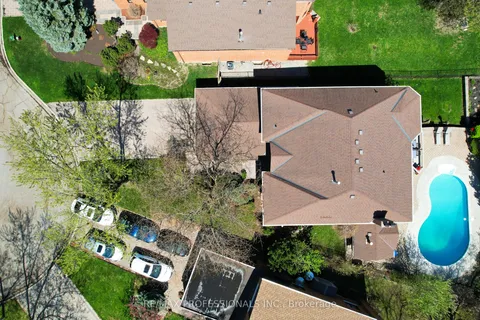 4183 Renoak Court, Mississauga, ON L5C 4K3