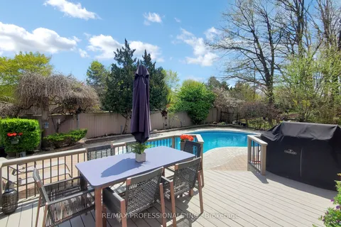 4183 Renoak Court, Mississauga, ON L5C 4K3