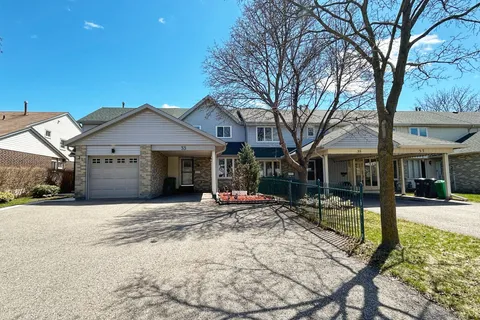 33 Courtleigh Square, Brampton, ON L6Z 1J2
