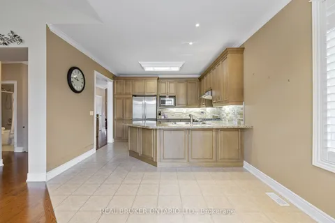 28 Hampton Springs Drive, Brampton, ON L6P 2W4