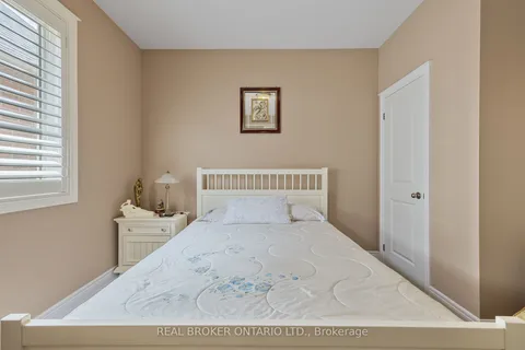 28 Hampton Springs Drive, Brampton, ON L6P 2W4