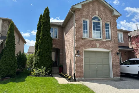 2194 Pell Crescent, Oakville, ON L6M 3T5
