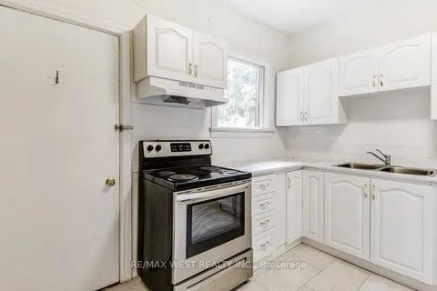 413 Parkside Drive, ON M6R 2Z7