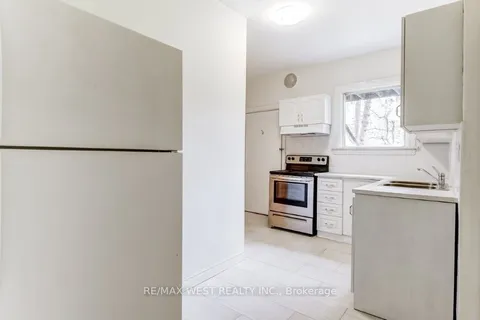 413 Parkside Drive, ON M6R 2Z7