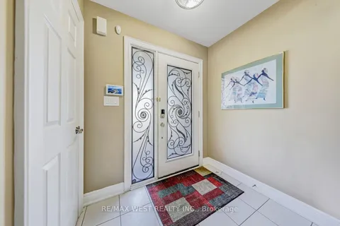 2036 Lakeshore Road, Mississauga, ON L5J 1J8