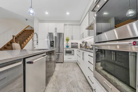 8 Gruenwald Gate, Brampton, ON L6Y 0E3