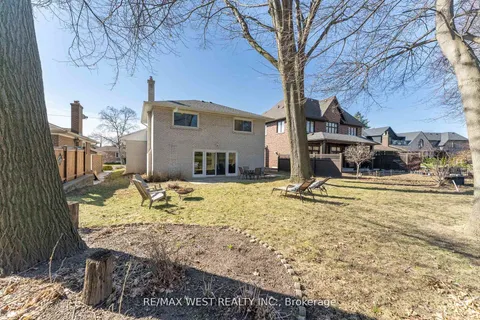 28 Braywin Drive, Toronto, ON M9P 2P1