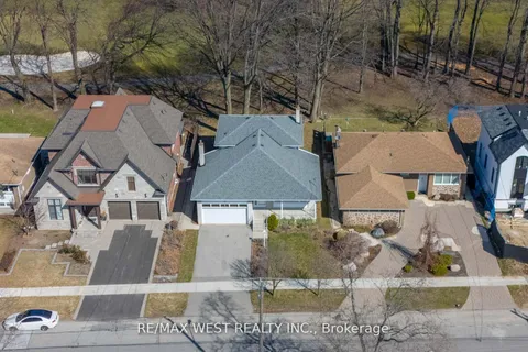 28 Braywin Drive, Toronto, ON M9P 2P1