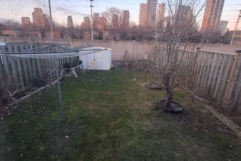 676 Galloway Crescent, Mississauga, ON L5C 3W1