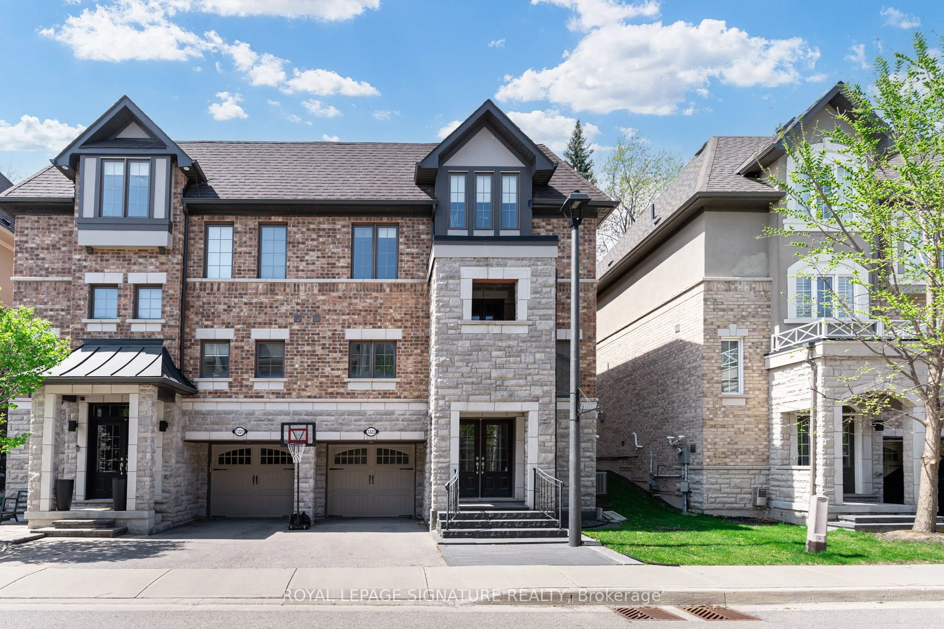 1223 Azinger Lane, Mississauga, ON L5E 0A7